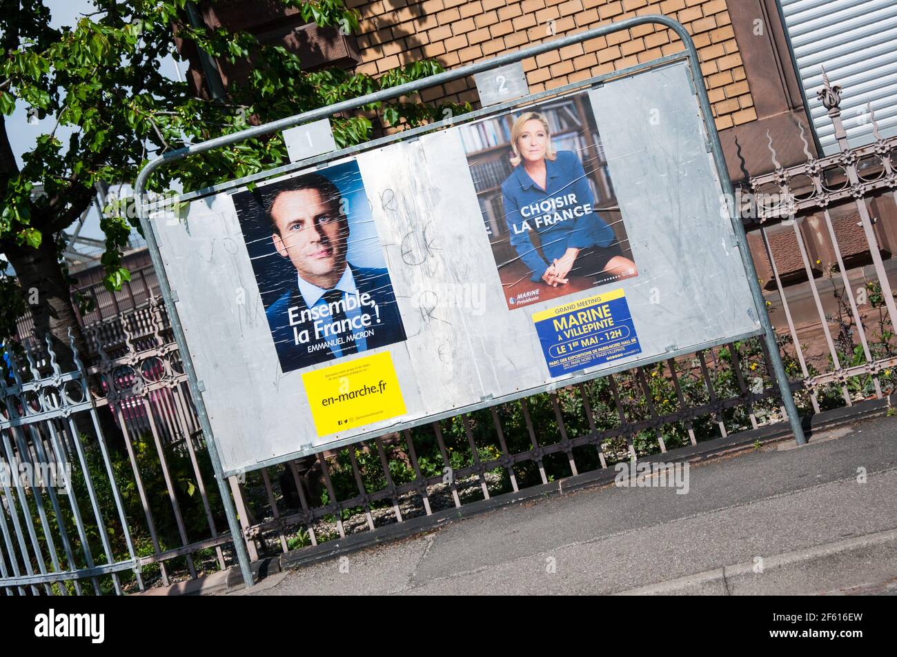 COLMAR, FRANCIA - 28 APRILE 2017 : manifesti della campagna per il secondo turno delle elezioni presidenziali francesi del 2017. Foto Stock