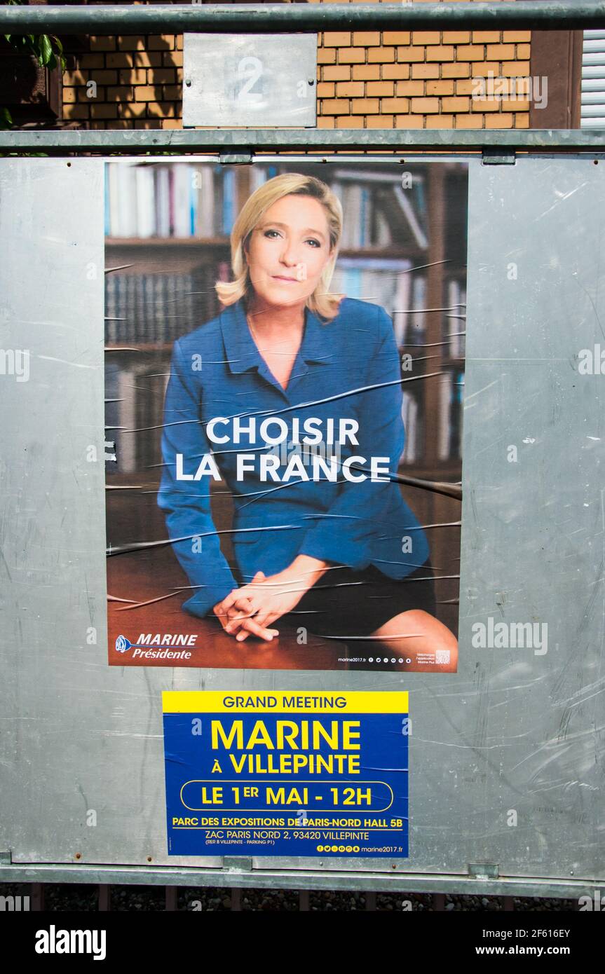 COLMAR, FRANCIA - 28 APRILE 2017 : manifesti della campagna per il secondo turno delle elezioni presidenziali francesi del 2017. Foto Stock