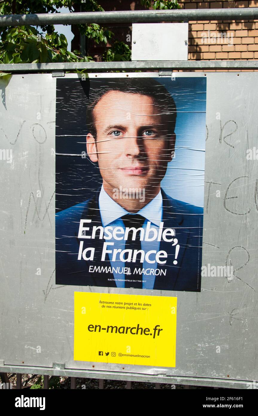 COLMAR, FRANCIA - 28 APRILE 2017 : manifesti della campagna per il secondo turno delle elezioni presidenziali francesi del 2017. Foto Stock