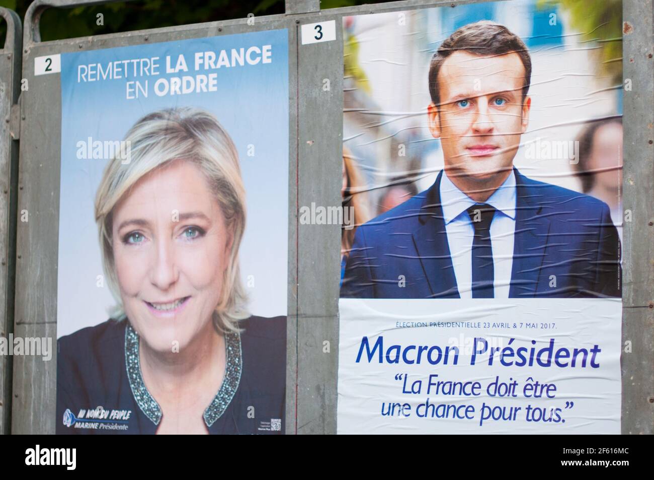 REYRIEUX, FRANCIA - 15 APRILE 2017 : manifesti ufficiali della campagna per le elezioni presidenziali francesi del 2017, Marine le Pen e Emmanuel Macron. Foto Stock