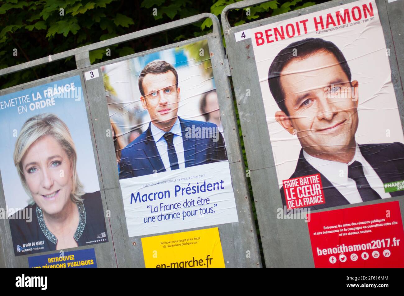 REYRIEUX, FRANCIA - 15 APRILE 2017 : manifesti ufficiali della campagna per le elezioni presidenziali francesi del 2017 Foto Stock