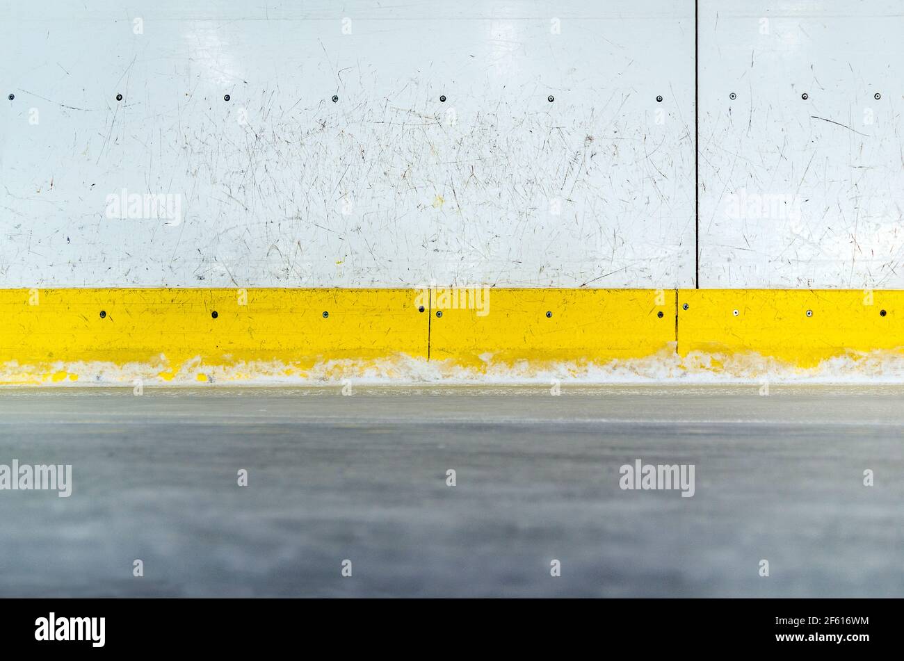 Tavole Hockey con superficie graffiata e danneggiata e ghiaccio pavimento Foto Stock