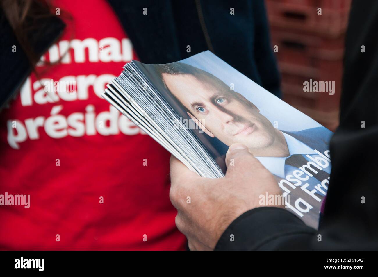 STRASBURGO, FRANCIA - 29 APRILE 2017 : attivisti politici per 'en Marche !' il movimento distribuisce volantini per le elezioni presidenziali francesi Foto Stock