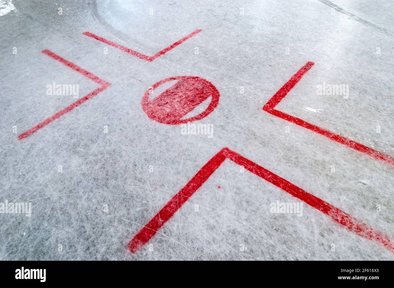 Pista di hockey con punto di sfaccettatura su ghiaccio appena risorto con segni di acqua Foto Stock