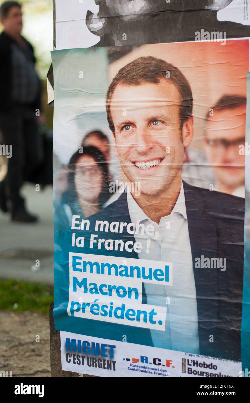 PARIGI, FRANCIA - 31 MARZO 2017 : manifesti della campagna Emmanuel Macron per le elezioni presidenziali francesi del 2017. Foto Stock