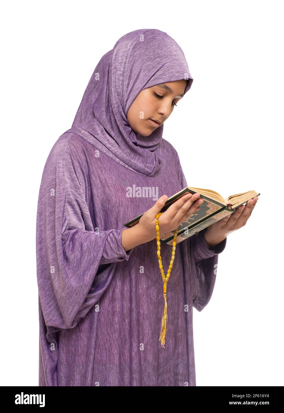 Bella ragazza musulmana araba in modo Islamico Abito Reading Sacro Libro di Quran con felice viso Smily, isolato su sfondo bianco Foto Stock