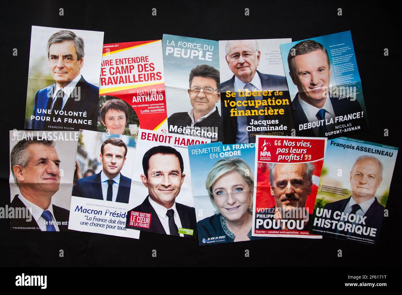 FRANCIA, 2017 APRILE - volantini ufficiali per le elezioni presidenziali francesi. I 11 candidati. Foto Stock