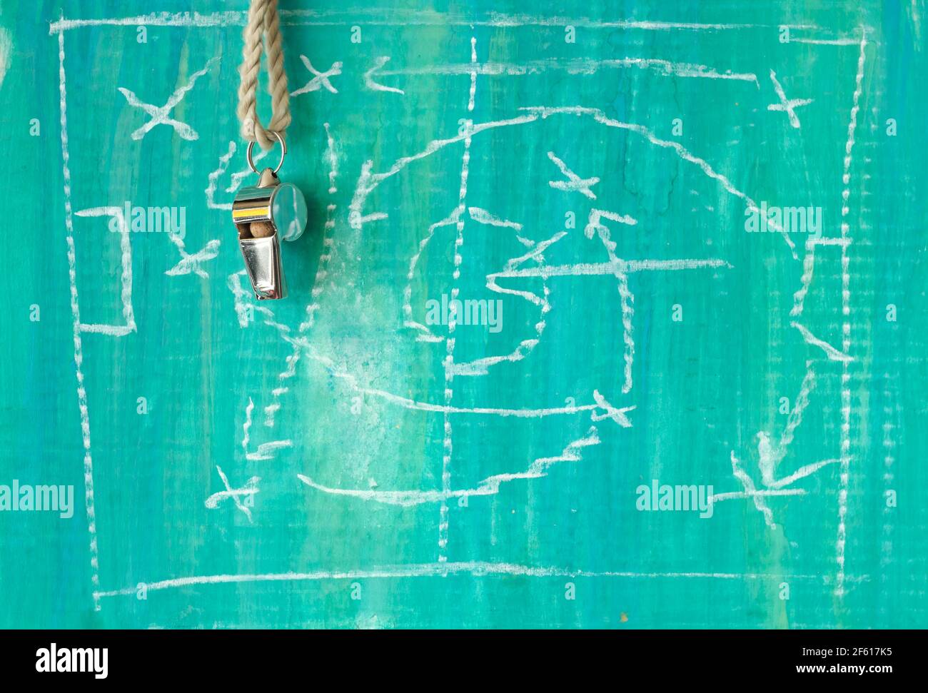 fischio di un allenatore di calcio e diagramma tattico scrimbiglia, stile grungy, grande evento di calcio di quest'anno Foto Stock
