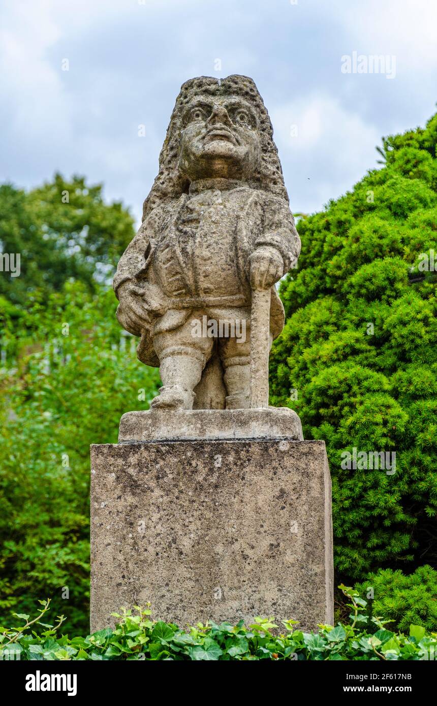 Statua di un nano maschile (scolpito da laboratorio di scultore barocco Matthias Bernard Braun) nel giardino del castello nove Mesto nad Metuji, Repubblica Ceca Foto Stock