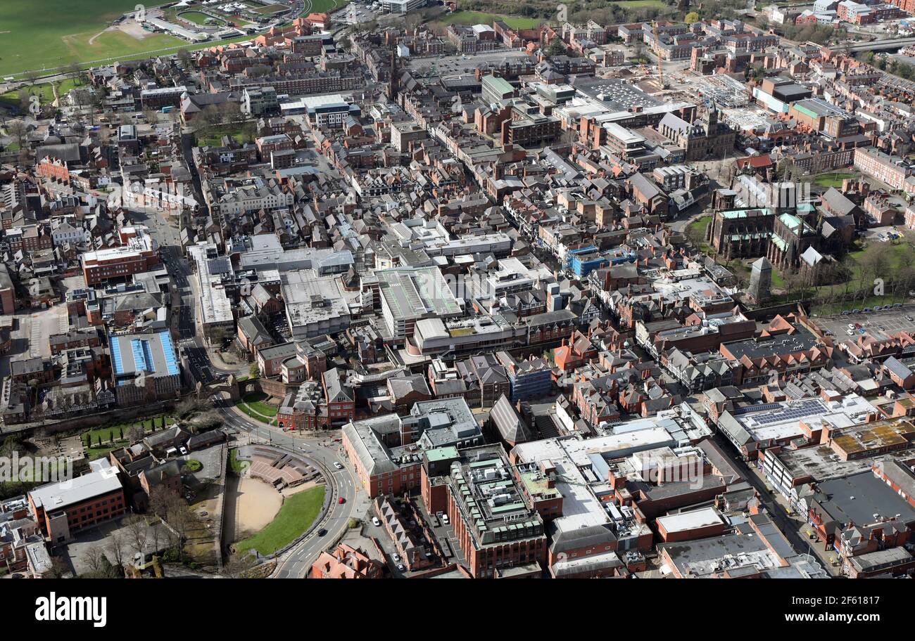 Vista aerea del centro di Chester da est guardando su Foregate, che diventa Eastgate e poi continua come Watergate Foto Stock