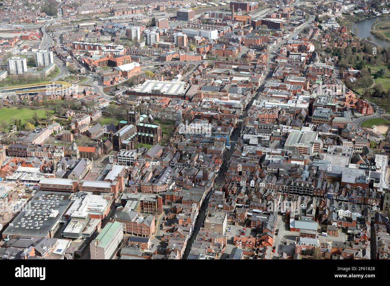 Vista aerea del centro di Chester da ovest guardando su Watergate, che diventa Eastgate e poi continua come Foregate Foto Stock
