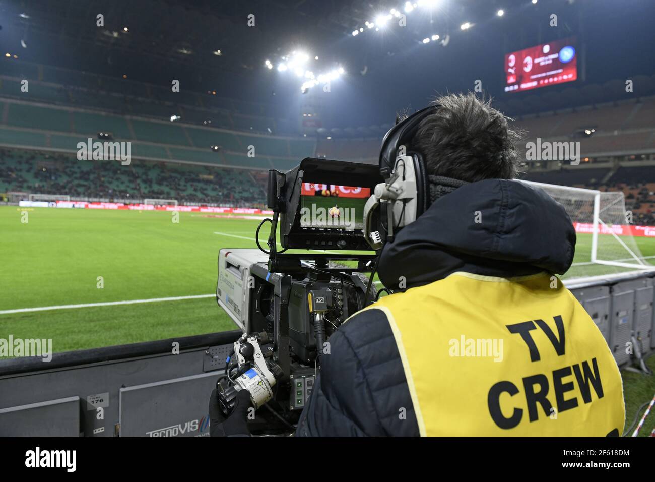 Cameraman TV al lavoro allo stadio di calcio San Siro, a Milano, a Milano. Foto Stock