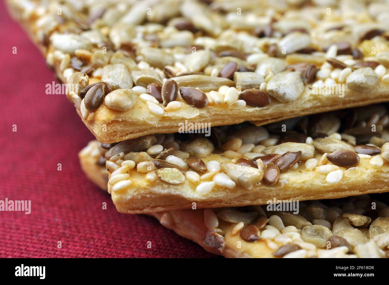 Biscotti con semi: Girasole, sesamo e lino. Primo piano con dof estremamente poco profondo. Foto Stock