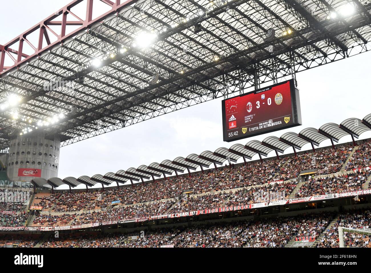 Gli appassionati di calcio si riuniscono allo stadio di san siro, a Milano. Italia. Foto Stock