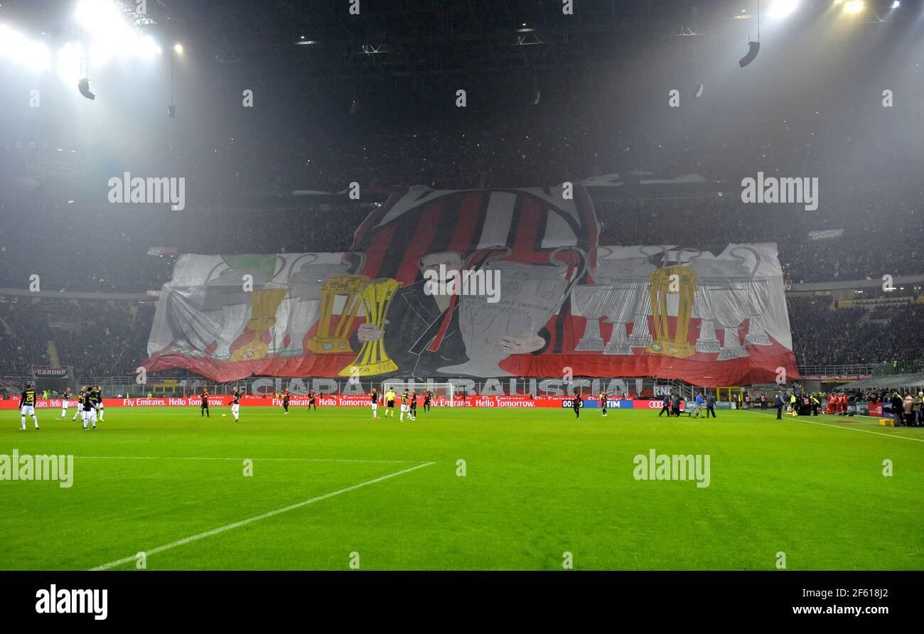 Gli appassionati di calcio dell'AC Milan hanno esibito una coreografia con il presidente Silvio Berlusconi che tiene un trofeo allo stadio San Siro, a Milano. Foto Stock