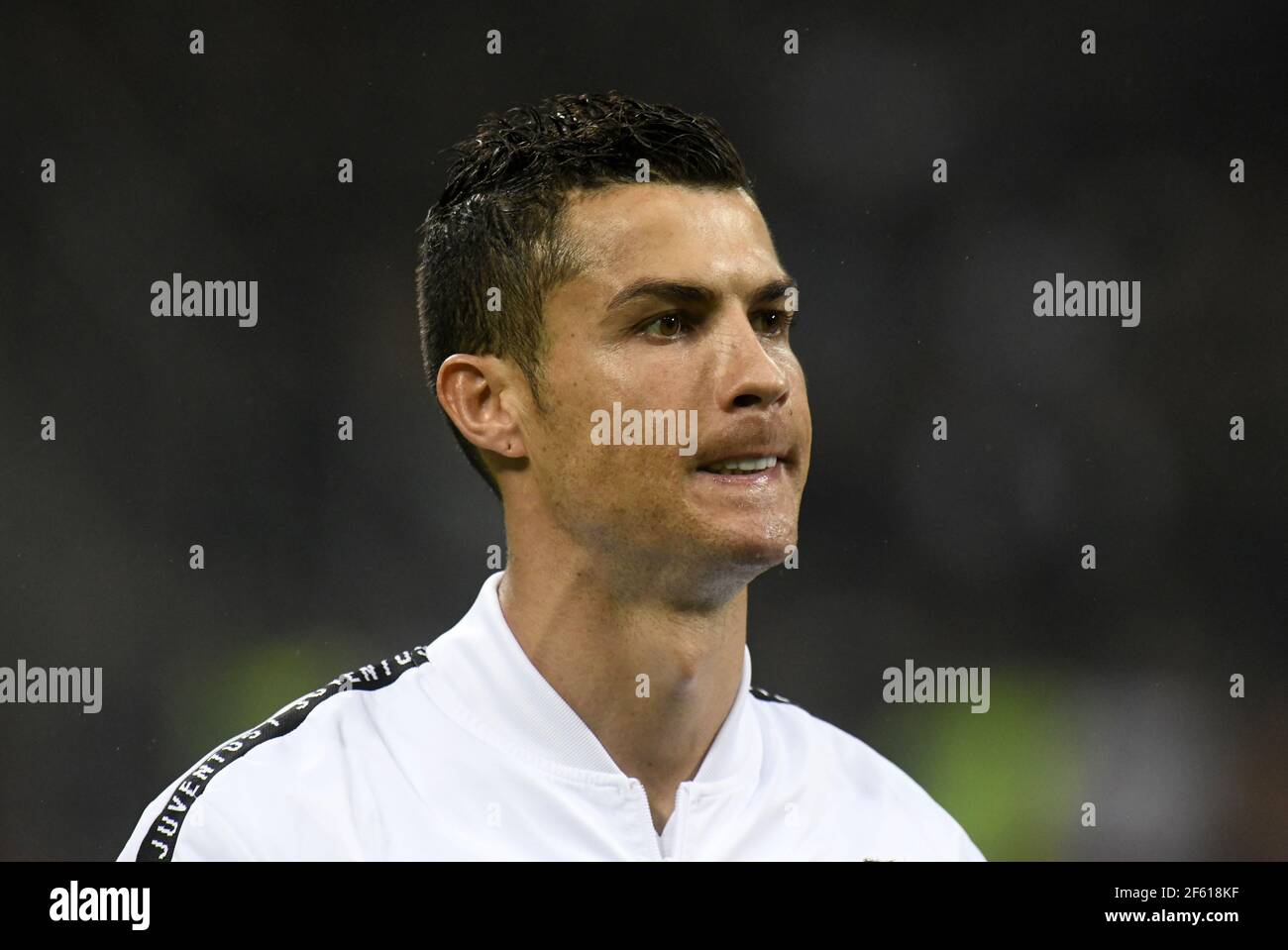 Cristiano Ronaldo, il giocatore di calcio portoguese del FC Juventus, ha ritrattato davanti alla Serie UNA partita AC Milan vs FC Juventus. Foto Stock