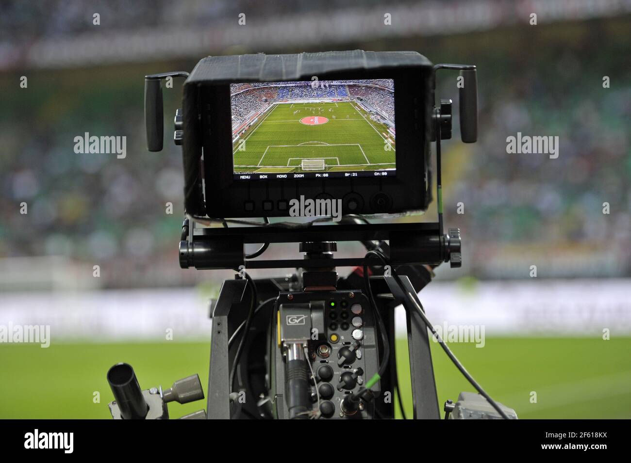 Lo stadio di calcio di San Siro è visto attraverso il monitor di una telecamera, a Milano. Foto Stock