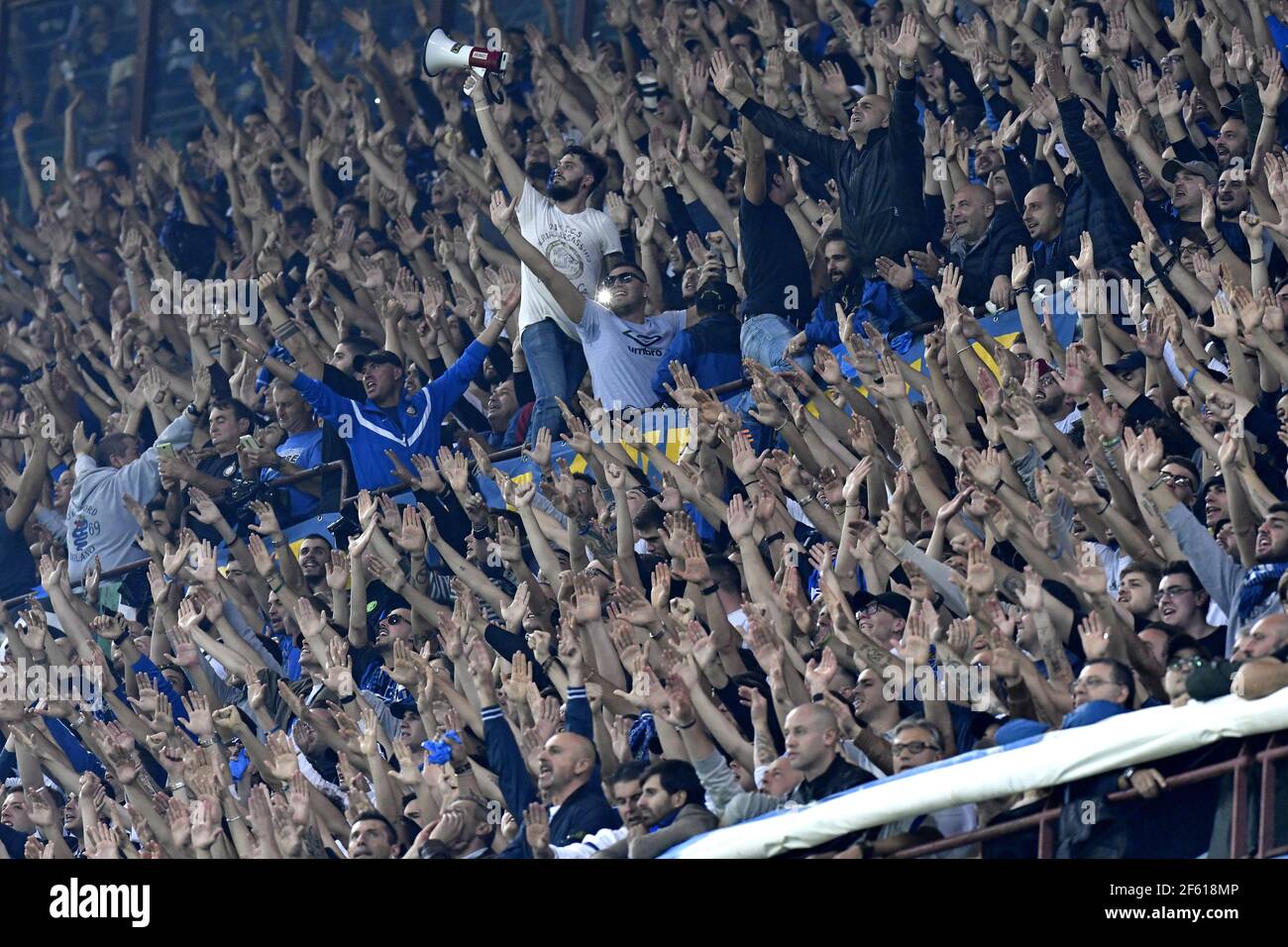Tifosi di calcio intermilanesi allo stadio San Siro di Milano. Foto Stock