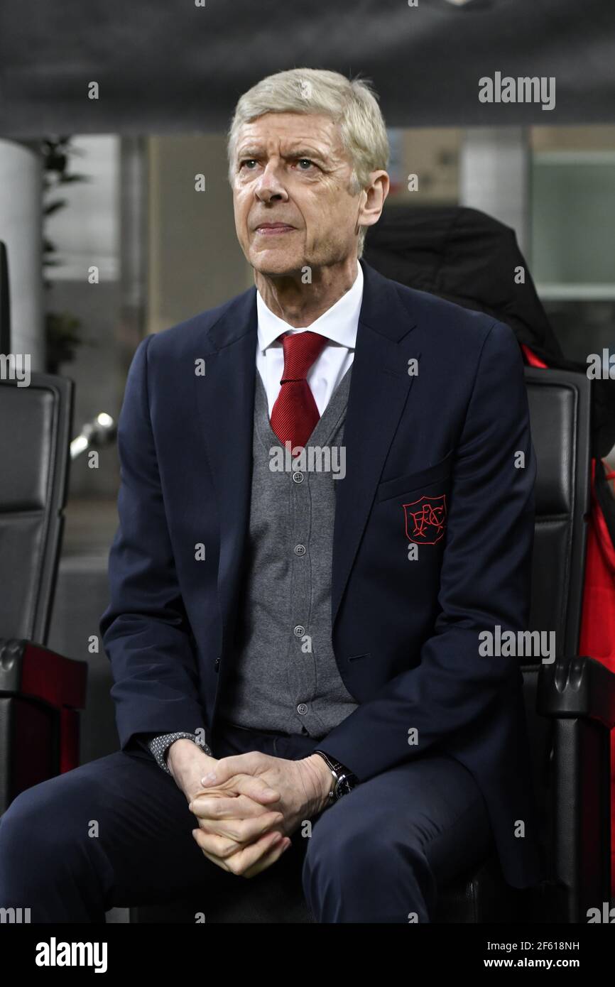 Arsene Wenger, allenatore di calcio dell'Arsenal, allo stadio di San Siro, a Milano durante una partita della UEFA League AC Milan vs Arsenal. Foto Stock