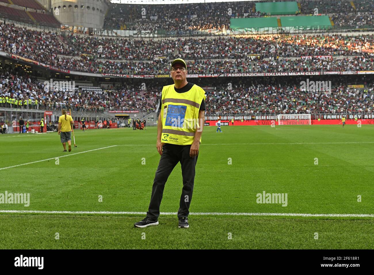 Personale addetto alla sicurezza presso lo stadio di calcio San Siro di  Milano. Italia Foto stock - Alamy