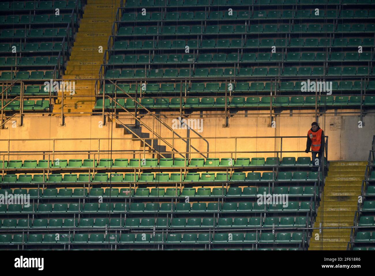 Uomo di sicurezza e posti vuoti dello stadio, a causa delle sane regole del Covid-19, a Milano. Foto Stock