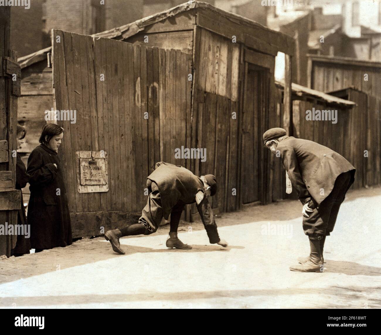 Ragazzi che giocano Street Craps, 1910 Foto Stock