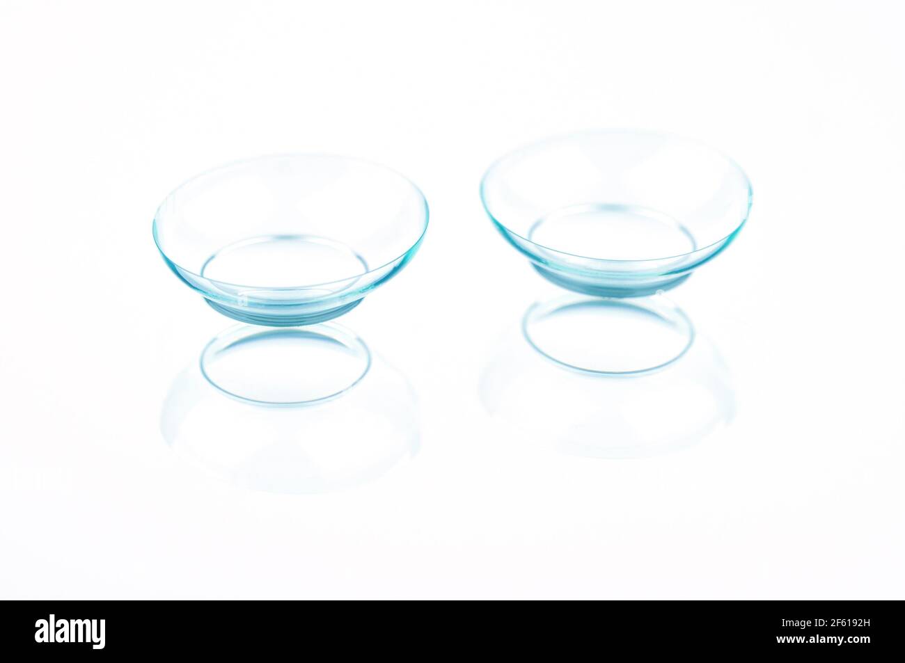 Lenti a contatto su sfondo chiaro. Lenti a contatto perfettamente ritoccate su sfondo grigio chiaro. Foto Stock