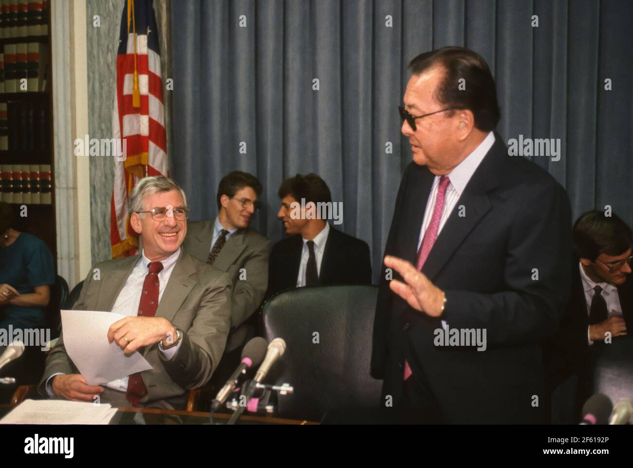 WASHINGTON, DC, USA, 8 SETTEMBRE 1993 - il senatore americano John Danforth (R-Missouri), a sinistra, e il senatore Daniel Inouye (D-Hawaii) su Capitol Hill. Foto Stock