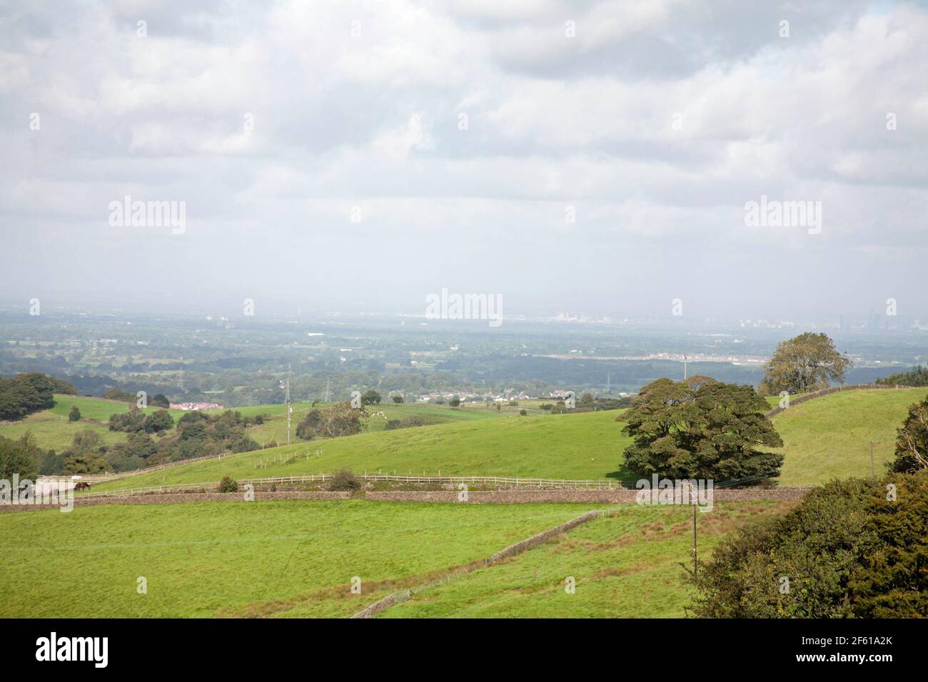 Nuvola che passa sopra la pianura di Cheshire vista dal naso di Tegg Macclesfield Cheshire Inghilterra Foto Stock