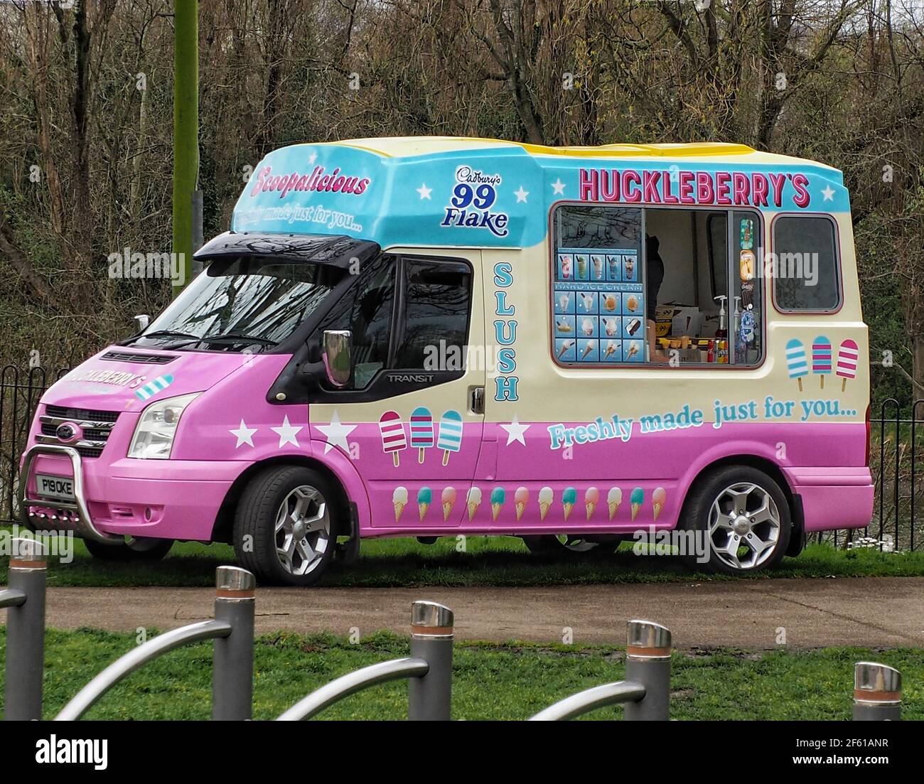 Furgone per gelato alla mirtillo a Victoria Park Belfast Foto Stock