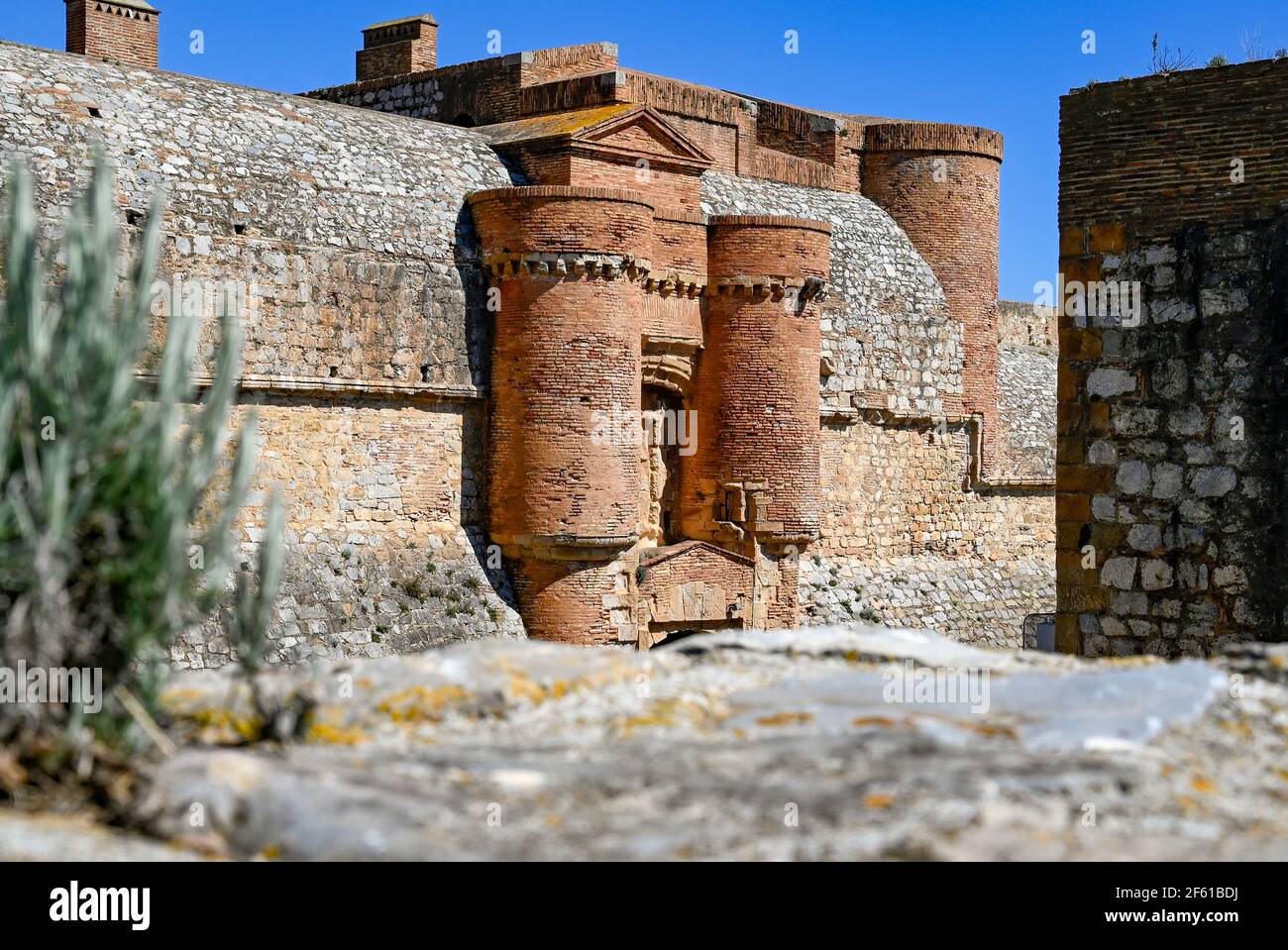 Il forte di Salses, un tempo un forte di confine tra la Francia e la Catalogna Foto Stock