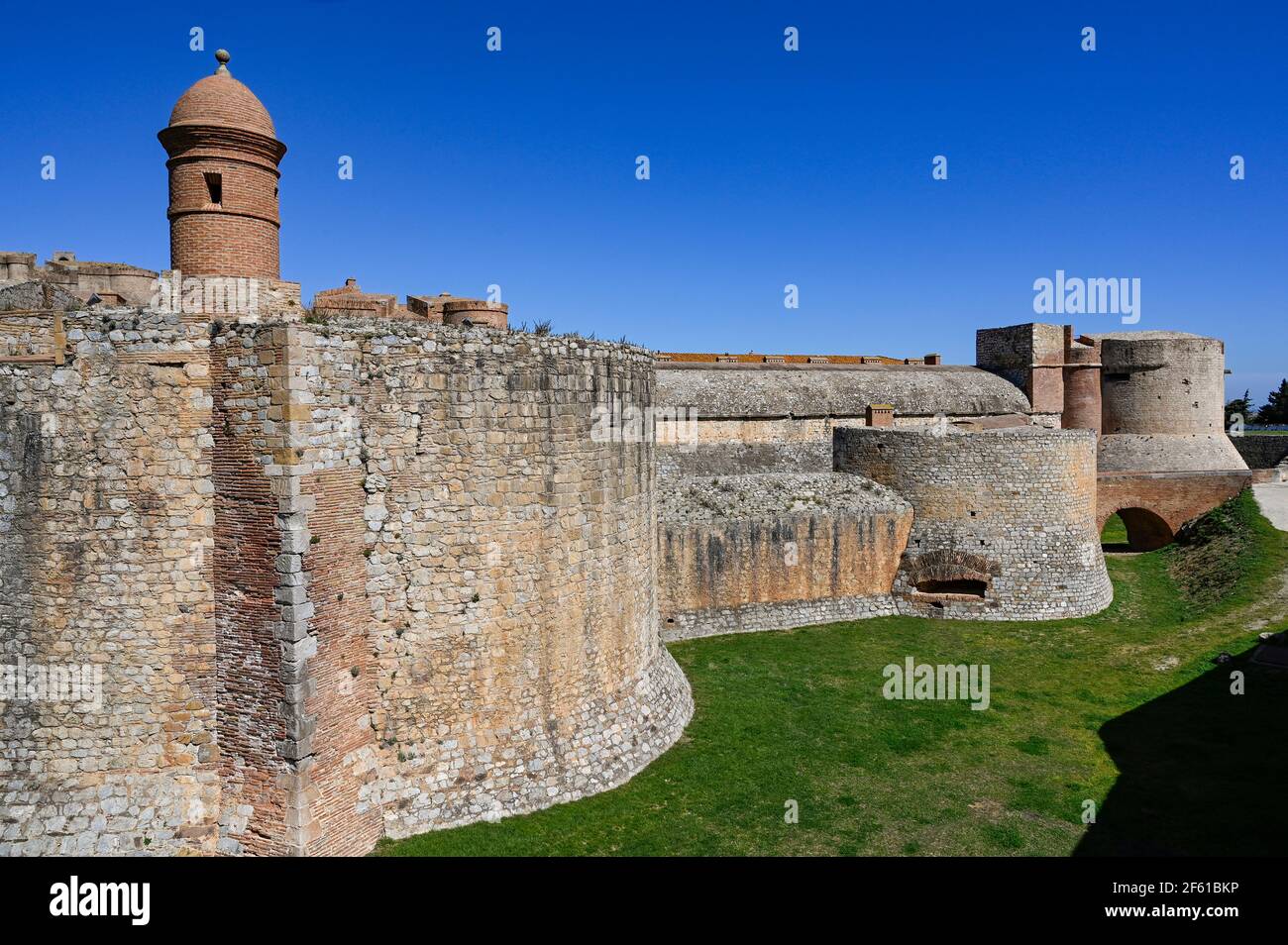 Il forte di Salses, un tempo un forte di confine tra la Francia e la Catalogna Foto Stock