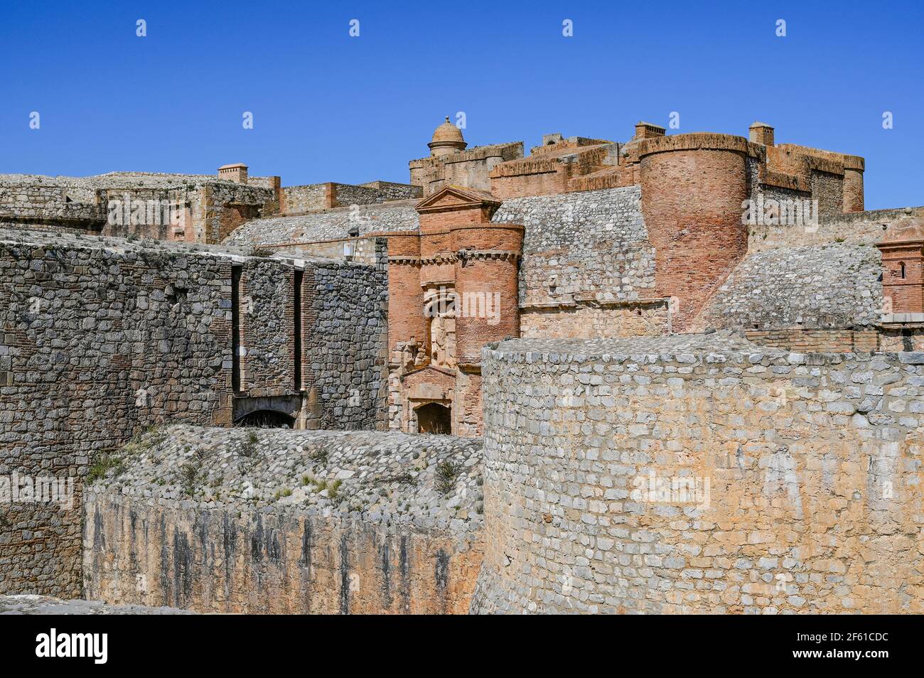 Il forte di Salses, un tempo un forte di confine tra la Francia e la Catalogna Foto Stock
