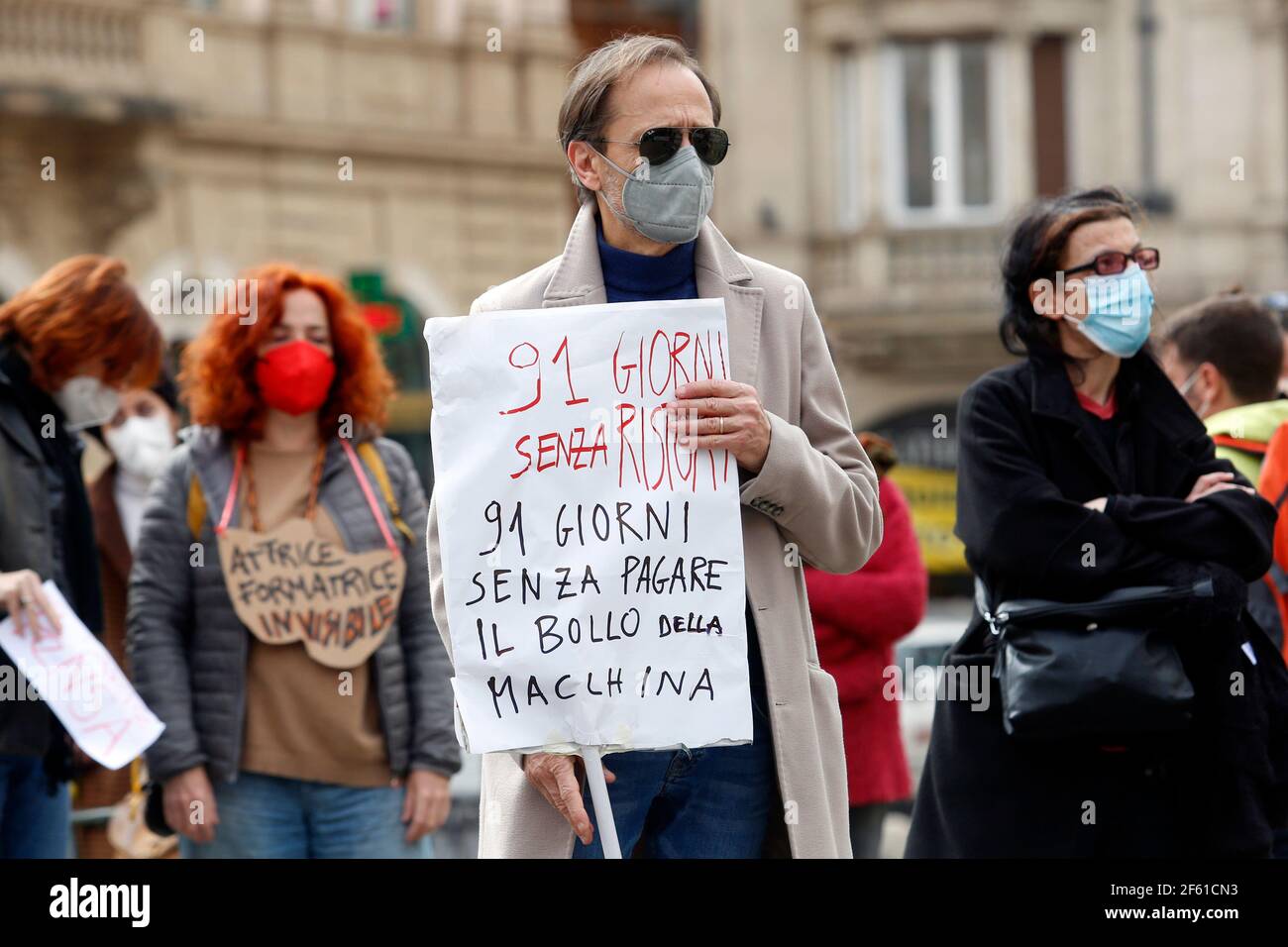 Roma, Italia. 26 Marzo 2021. Protesta degli operatori dello show business e dei piloti di Glovo, Just Eat, Uber e Deliveroo per chiedere maggiori diritti e una migliore regolamentazione del lavoro. Roma (Italia), 26 Marzo 2021 Photo Samantha Zucchi Insifefoto Credit: Insifefoto srl/Alamy Live News Foto Stock