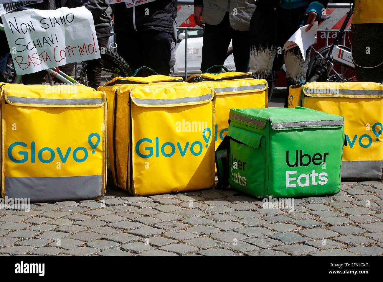 Roma, Italia. 26 Marzo 2021. Protesta degli operatori dello show business e dei piloti di Glovo, Just Eat, Uber e Deliveroo per chiedere maggiori diritti e una migliore regolamentazione del lavoro. Roma (Italia), 26 Marzo 2021 Photo Samantha Zucchi Insifefoto Credit: Insifefoto srl/Alamy Live News Foto Stock