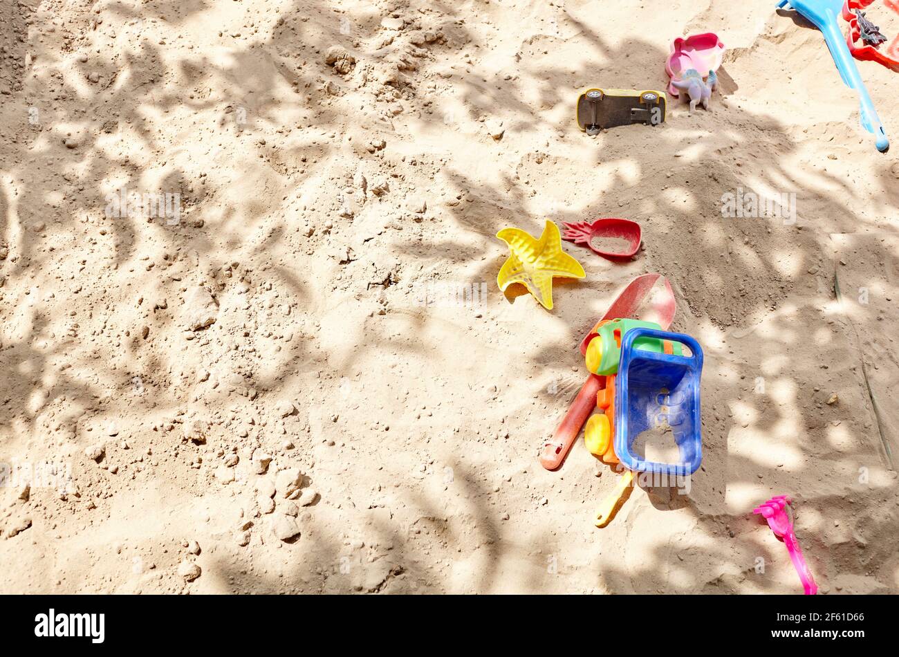 Sandbox all'aperto. Sandbox per bambini con vari giocattoli per il gioco. Concetto estivo Foto Stock