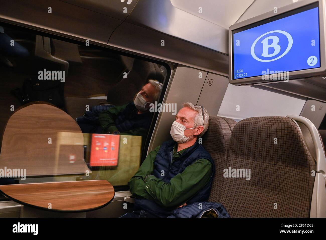 L'immagine mostra una persona seduta accanto al finestrino, in un treno, per illustrare la nuova regola secondo cui i passeggeri della ferrovia possono sedersi solo sui sedili vicino al finestrino wi Foto Stock