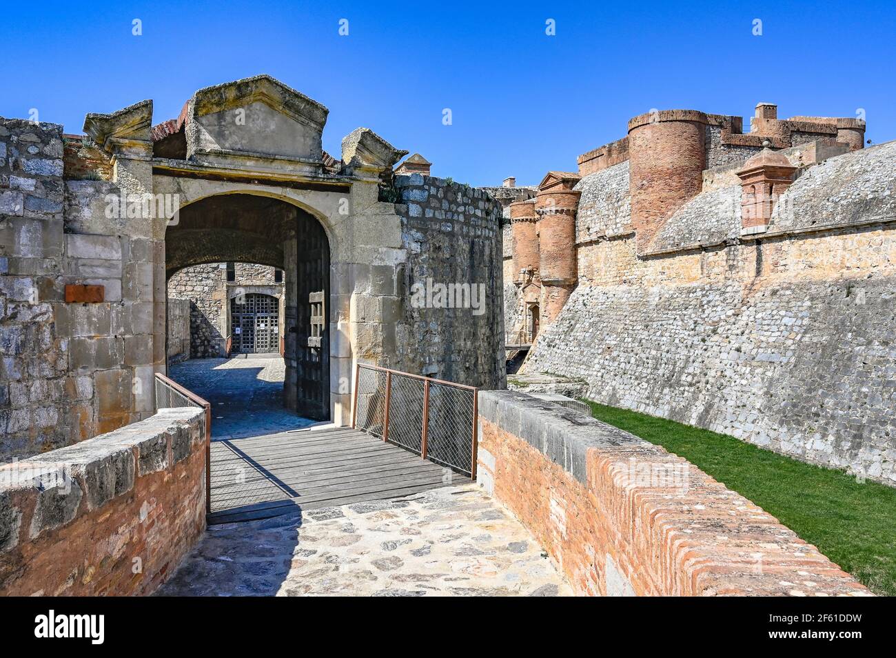 Il forte di Salses, un tempo un forte di confine tra la Francia e la Catalogna Foto Stock