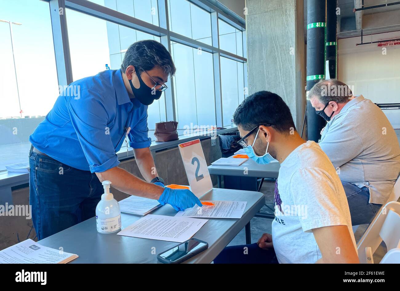 Frisco TX, USA - 26 marzo 2021: Primo piano di assistenza ospedaliera per la registrazione del vaccino covid-19 Foto Stock