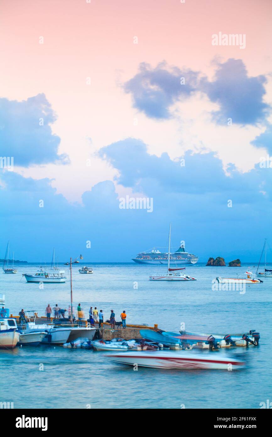 Repubblica Dominicana, Penisola Orientale De Samana, Semana, Vista del porto al crepuscolo Foto Stock