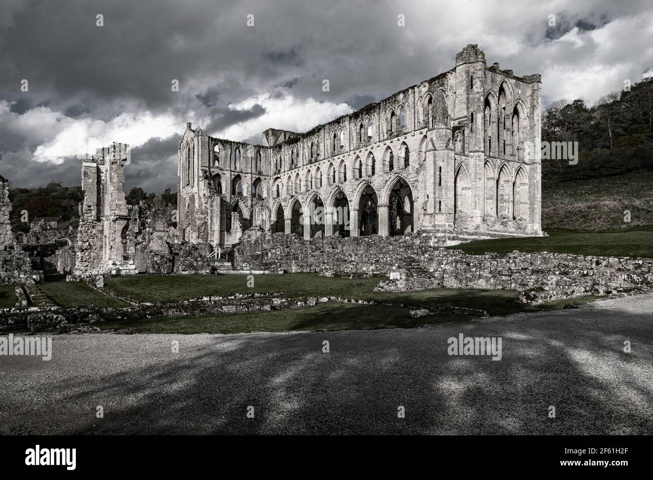 Abbazia di Rievaulx, North Yorkshire, Inghilterra, saturazione ridotta Foto Stock