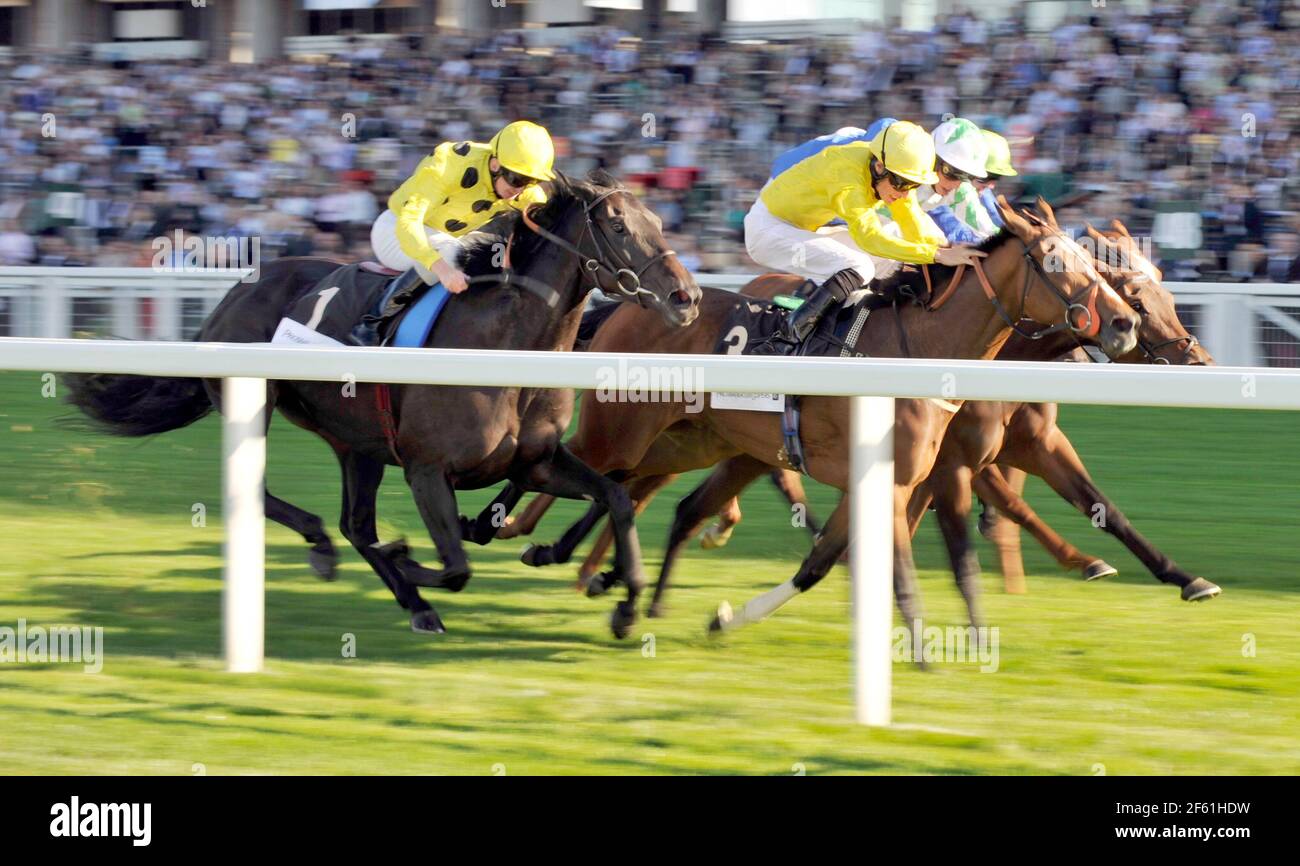 Corse ad Ascot, la principessa Royal Stakes. William Buick (stella verde del cappello bianco) su Spirit of dubai sta per vincere. 25/9/09. IMMAGINE DAVID ASHDOWN Foto Stock