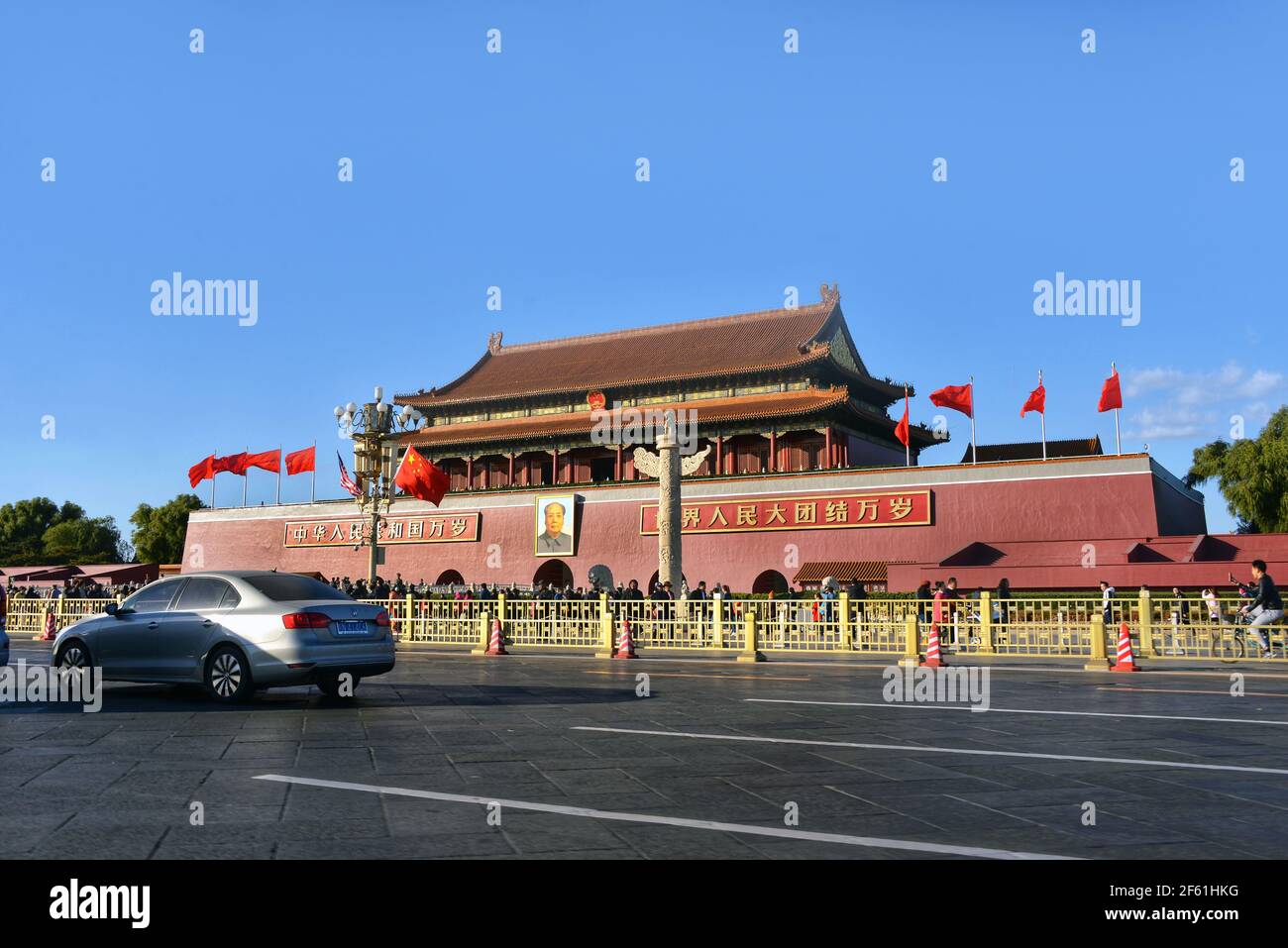 Pechino, Cina - 9 novembre 2017: Il Tiananmen, alias la porta del Palazzo celeste, è il cancello anteriore della città imperiale e presenta un ritratto di Foto Stock