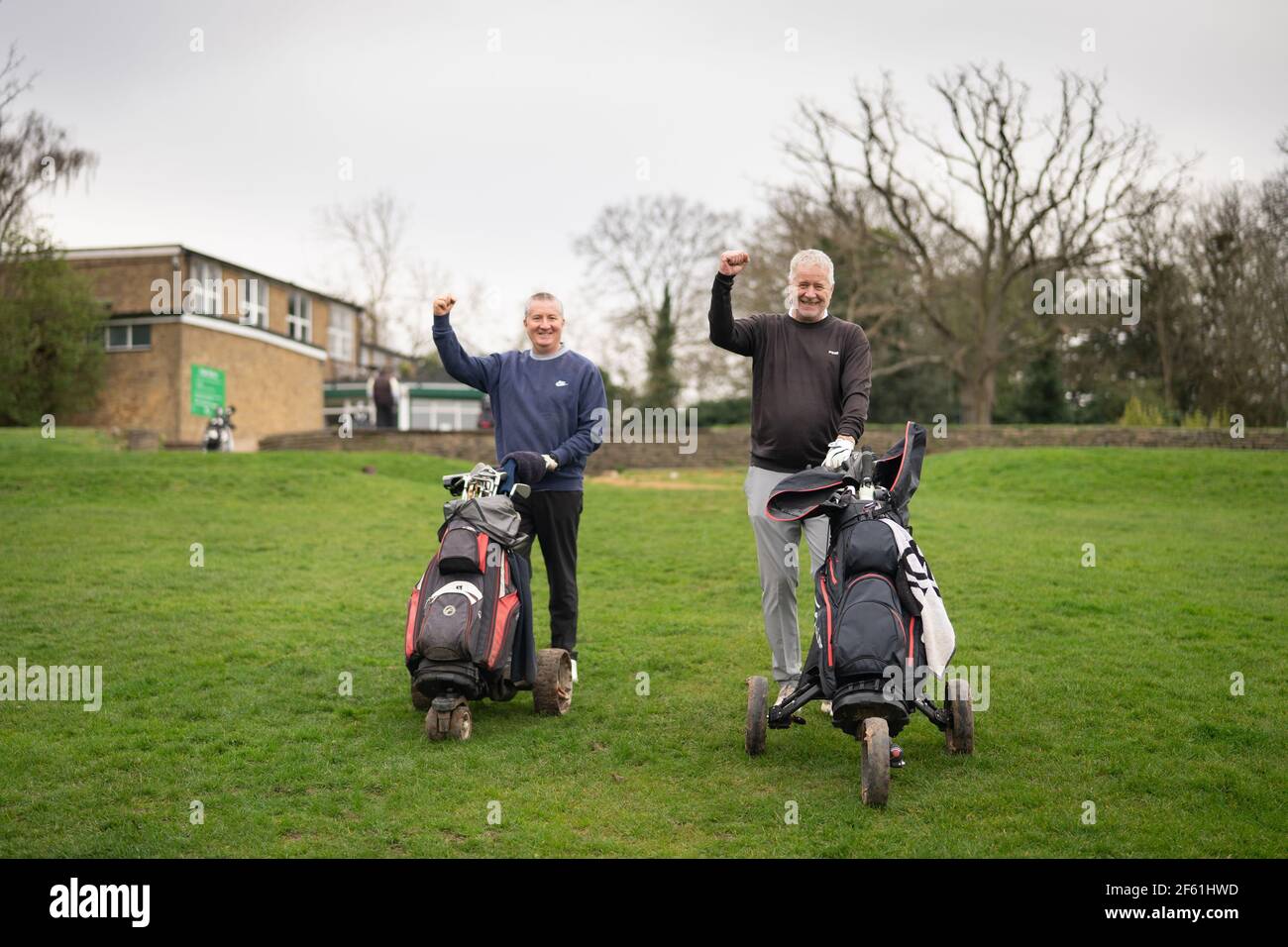 Londra, Regno Unito. 29 marzo 2021, Londra, Regno Unito: I golfisti del Brent Valley Golf Course il giorno in cui il golf ritorna come parte della tabella di marcia del governo fuori dai blocchi. Foto: Roger Garfield/Alamy Live News Foto Stock