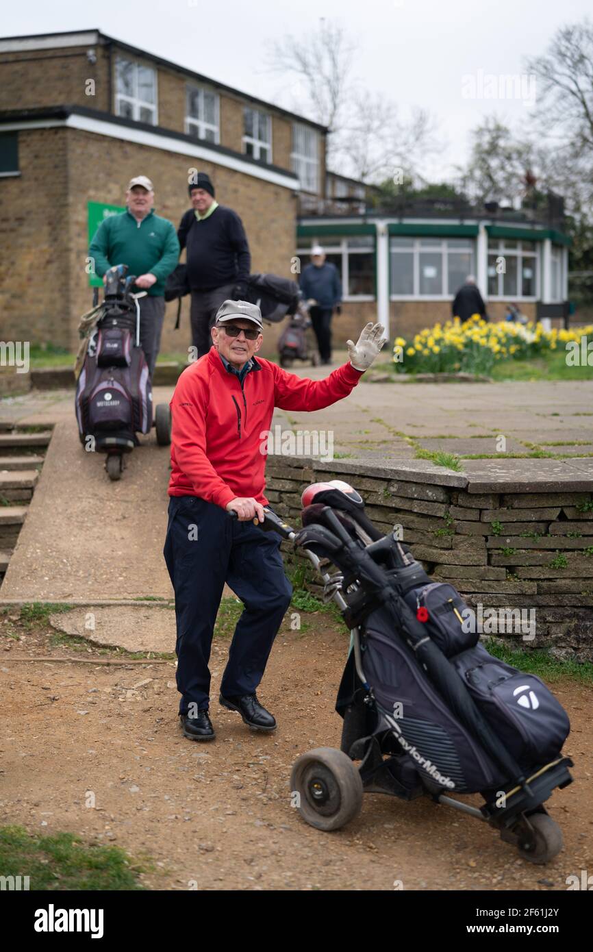 Londra, Regno Unito. 29 marzo 2021, Londra, Regno Unito: I golfisti del Brent Valley Golf Course il giorno in cui il golf ritorna come parte della tabella di marcia del governo fuori dai blocchi. Foto: Roger Garfield/Alamy Live News Foto Stock
