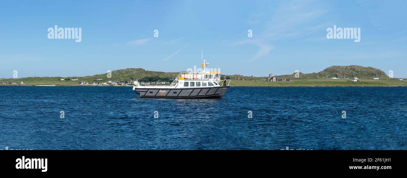Baile Mor, Isle of Iona, Scotland, UK - Jolly 19, 2016: Una barca di Staffa Tours che si allontana da Fionnphort con l'Isola di Iona e le antiche Abby e Nu Foto Stock