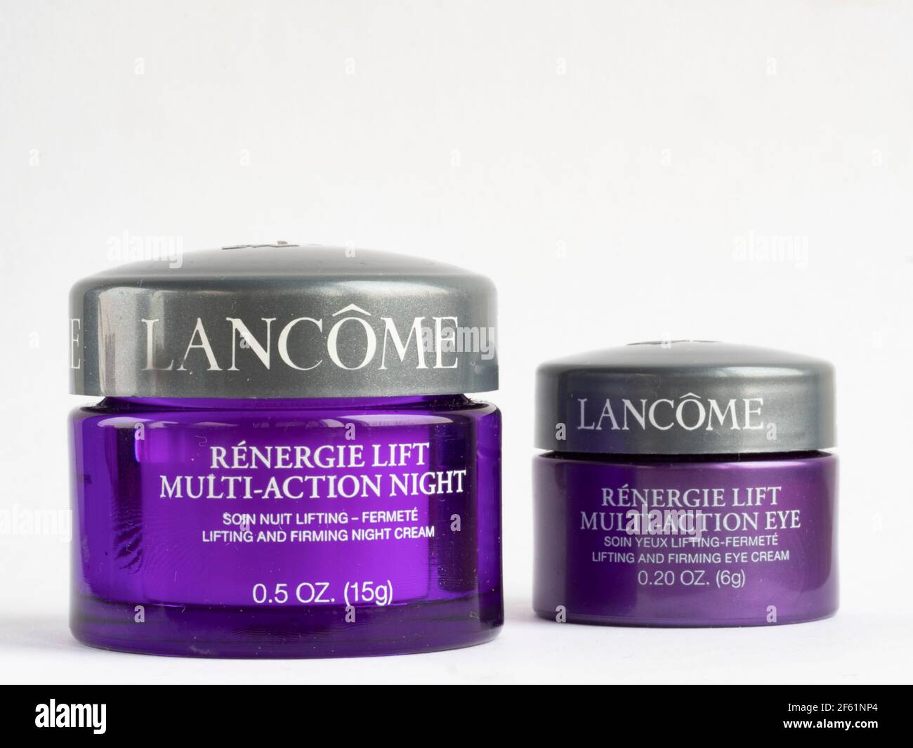 Ucraina. 29 marzo 2021. In questa illustrazione fotografica, i prodotti di bellezza Lancome, prodotti da l'Oreal SA Renergie Lift mully-action Nigh e crema oculare su sfondo bianco. Credit: SOPA Images Limited/Alamy Live News Foto Stock