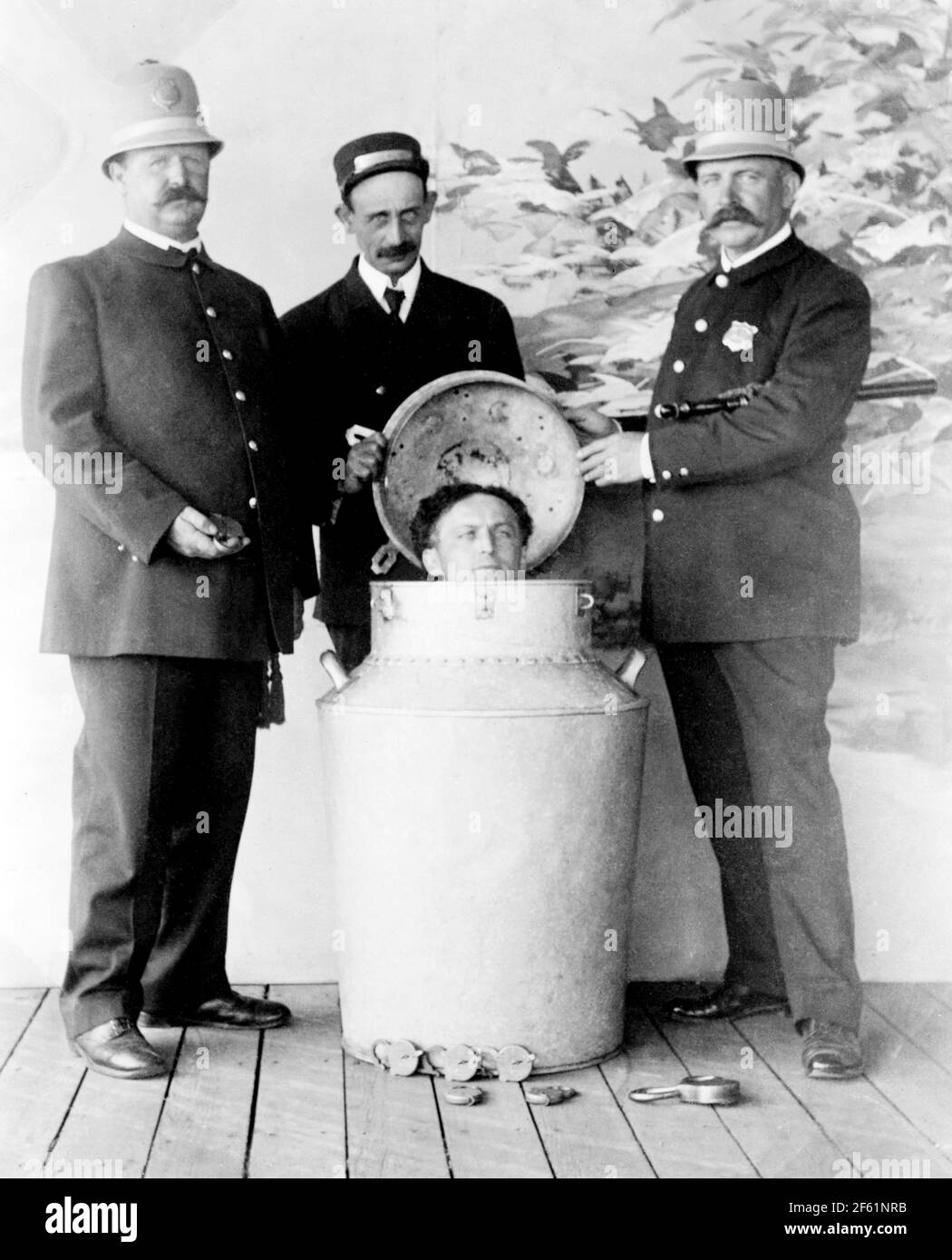 Harry Houdini esegue il Grande latte può sfuggire, 1908 Foto Stock