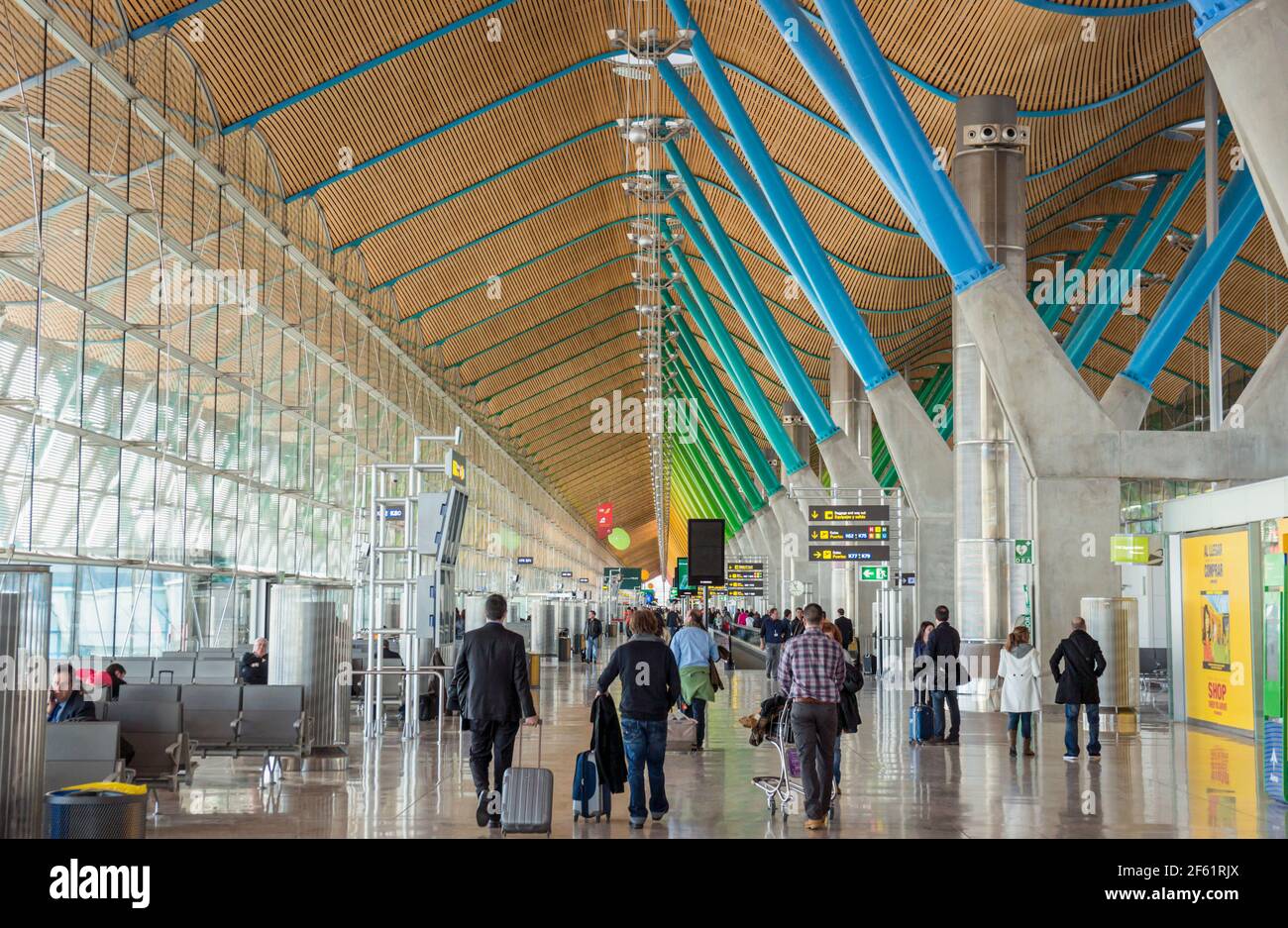 Madrid, Spagna. Passeggeri al terminal 4 dell'aeroporto Barajas di Madrid. Design di Estudio lamela & Rogers Stirk Harbour + Partners. Foto Stock