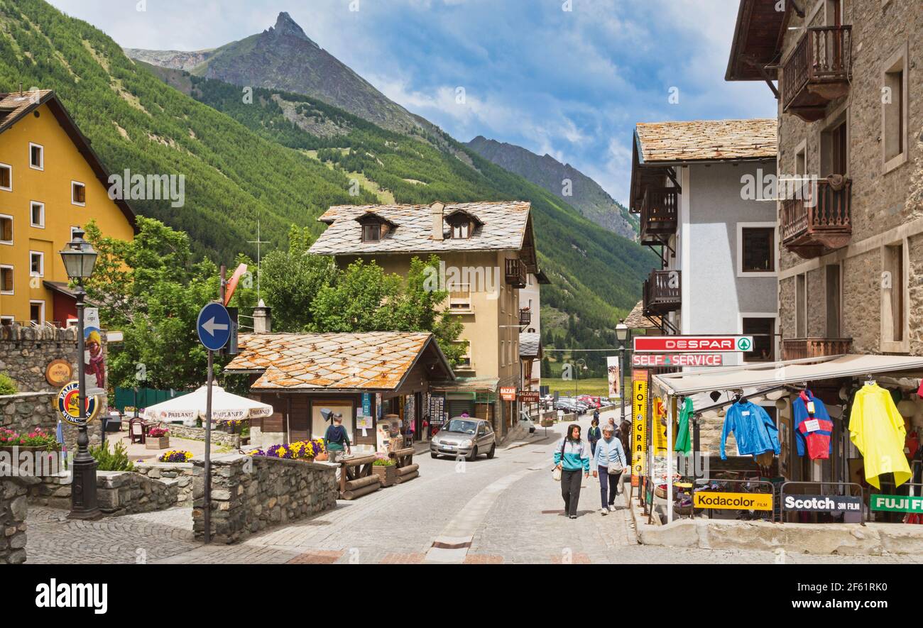 Cogne, Valle d'Aosta, Italia. Il centro città. Cogne è una tappa popolare per i visitatori del vicino Parco Nazionale del Gran Paradiso. Foto Stock
